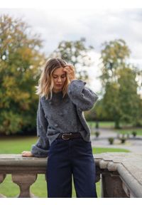 Reserved - Sweter z ozdobnymi aplikacjami - szary. Kolor: szary. Materiał: wełna, dzianina. Wzór: aplikacja