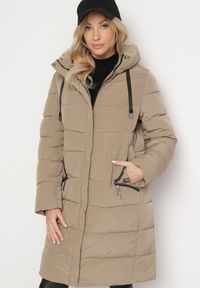 Born2be - Beżowa Pikowana Kurtka z Kapturem i Wysokim Kołnierzem Avalentura. Okazja: na co dzień, na spacer. Typ kołnierza: kaptur. Kolor: beżowy. Materiał: jeans. Sezon: zima. Styl: klasyczny, casual #1