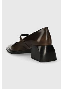 Vagabond Shoemakers czółenka skórzane VIVIAN kolor brązowy na słupku 5553.018.51. Zapięcie: klamry. Kolor: brązowy. Materiał: skóra. Obcas: na słupku. Wysokość obcasa: średni #5