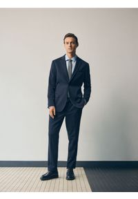 Reserved - Spodnie garniturowe slim fit - granatowy. Kolor: niebieski. Materiał: bawełna, dzianina