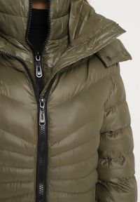 Born2be - Ciemnozielona Pikowana Kurtka Zimowa o Dłuższym Fasonie z Kapturem Sialdra. Okazja: na co dzień, do pracy, na spacer. Typ kołnierza: kaptur. Kolor: zielony. Długość: długie. Sezon: zima. Styl: casual, elegancki #2