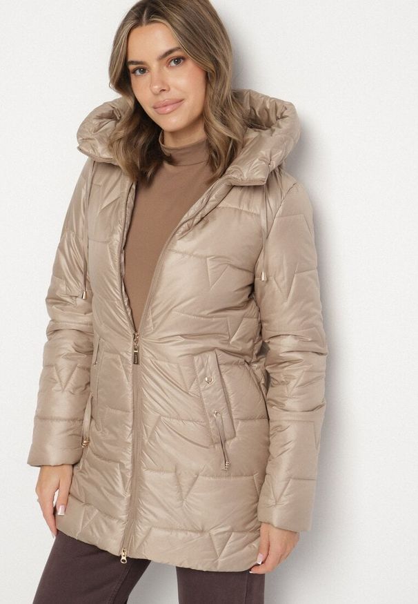 Born2be - Beżowa Pikowana Kurtka Przejściowa z Bocznymi Suwakami i Kapturem Soralessa. Okazja: do pracy, na co dzień, na spotkanie biznesowe. Kolor: beżowy. Materiał: dzianina, jeans. Długość rękawa: długi rękaw. Długość: długie. Styl: casual, biznesowy