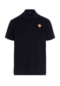 VERSACE - Czarna koszulka polo z haftowanym logo. Typ kołnierza: polo. Kolor: czarny. Materiał: bawełna. Wzór: haft