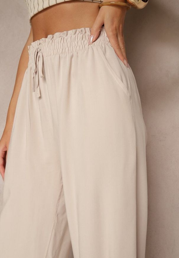 Renee - Beżowe Szerokie Spodnie z Wiskozy Ozdobione Wiązaniem Toleassa. Okazja: na co dzień. Kolor: beżowy. Materiał: wiskoza. Wzór: aplikacja. Styl: casual