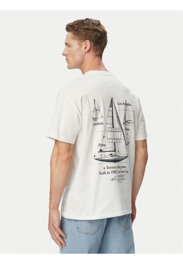 Tommy Jeans T-Shirt Sailboat DM0DM23184 Biały Regular Fit. Kolor: biały. Materiał: bawełna