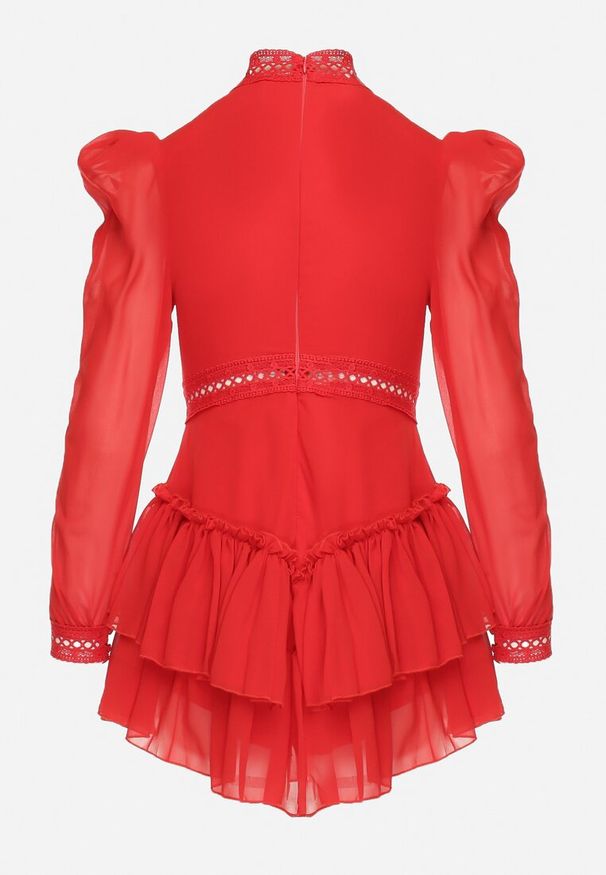 Born2be - Czerwona Rozkloszowana Sukienka Kombinezon Mini z Falbankami Gilha. Typ kołnierza: kołnierz z falbankami. Kolor: czerwony. Materiał: koronka. Wzór: aplikacja. Długość: mini