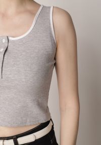 Born2be - Szary Bawełniany Top w Prążki z Guzikami przy Dekolcie Bervise. Okazja: na co dzień. Kolor: szary. Materiał: bawełna. Wzór: prążki. Styl: casual #2