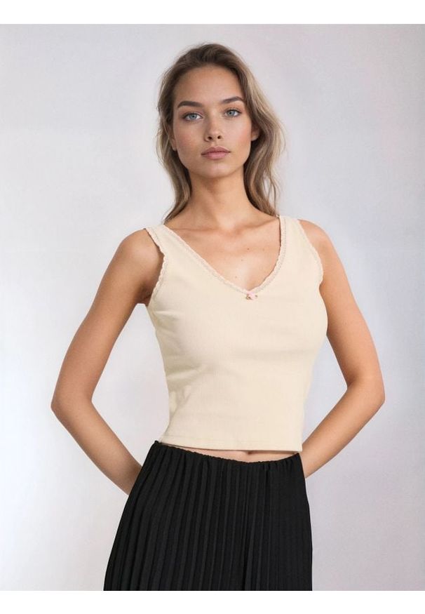Sinsay - Prążkowana koszulka na ramiączkach - kremowy. Kolor: kremowy. Materiał: prążkowany. Długość rękawa: na ramiączkach
