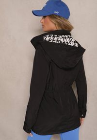 Renee - Czarna Kurtka w Stylu Parki ze Ściągaczem w Talii Arivienne. Okazja: na co dzień, na spotkanie biznesowe, do pracy. Kolor: czarny. Materiał: jeans. Styl: biznesowy, klasyczny, elegancki, casual #3