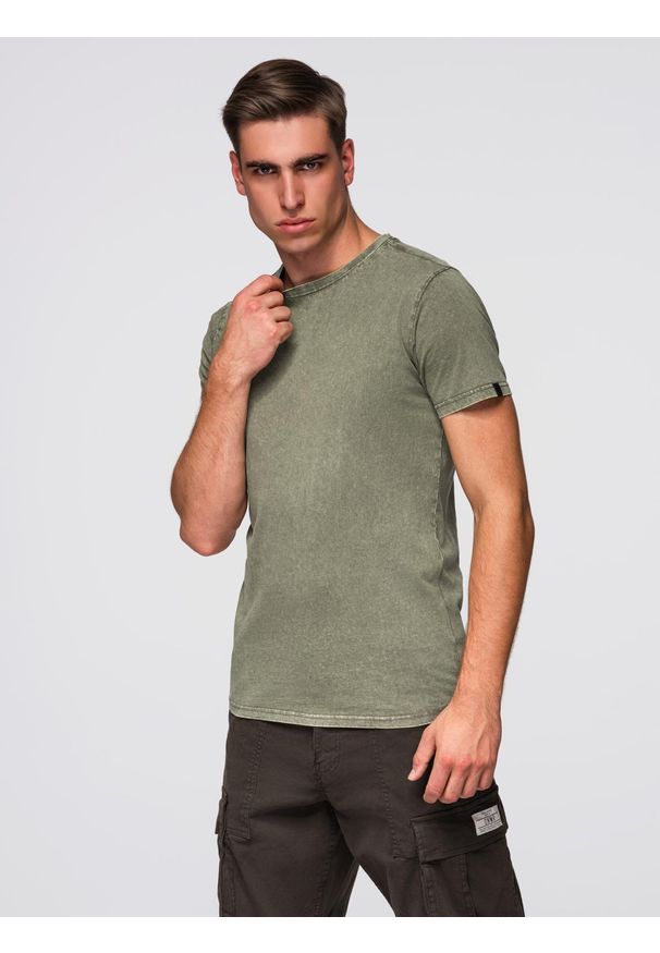 Ombre Clothing - Męski t-shirt z efektem sprania – oliwkowy V4. Kolor: oliwkowy. Materiał: jeans, dzianina, bawełna, materiał. Długość rękawa: krótki rękaw. Długość: krótkie. Sezon: lato. Styl: klasyczny
