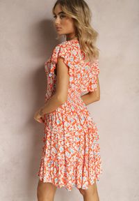 Renee - Pomarańczowa Sukienka w Kwiaty z Falbankami i Kopertowym Dekoltem z Wiskozy Cilgara. Typ kołnierza: kołnierz z falbankami. Kolor: pomarańczowy. Materiał: wiskoza. Wzór: kwiaty. Sezon: lato. Typ sukienki: kopertowe