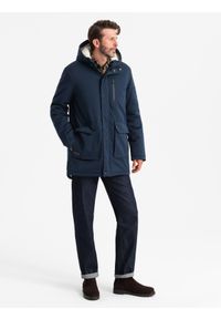 Ombre Clothing - Długa męska kurtka parka z kożuszkiem – granatowa V2 - Rozmiar: M. Typ kołnierza: kaptur. Kolor: niebieski. Materiał: guma, wełna, poliester, materiał, syntetyk. Długość: długie. Wzór: aplikacja. Styl: klasyczny #8