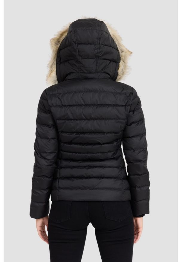 Tommy Jeans - TOMMY JEANS Czarna damska kurtka z futrem, Rozmiar M. Kolor: czarny. Materiał: futro. Długość rękawa: długi rękaw. Długość: długie. Wzór: bez wzorów. Styl: elegancki