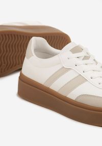 Born2be - Biało-Beżowe Sneakersy w Stylu Tenisówek z Paskami Nilomira. Okazja: na co dzień. Zapięcie: pasek. Kolor: biały. Materiał: jeans #6