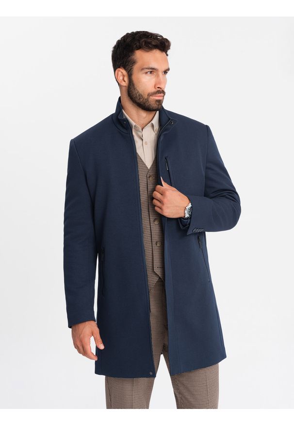 Ombre Clothing - Dopasowany strukturalny płaszcz męski z wysokim kołnierzem – granatowy V2. Okazja: na co dzień. Kolor: niebieski. Materiał: materiał, syntetyk, poliester, tkanina. Długość: długie. Wzór: jednolity, aplikacja. Styl: elegancki, casual