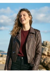 Sinsay - Kurtka ramoneska z imitacji skóry - brązowy. Kolor: brązowy. Materiał: skóra #1