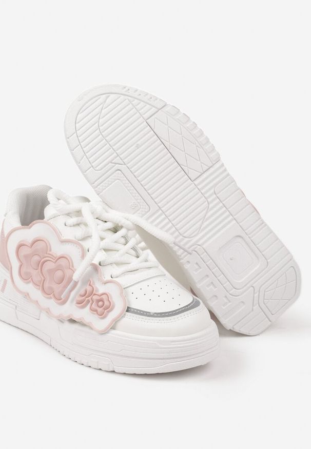 Renee - Biało-Różowe Sneakersy na Niskiej Platformie z Ozdobnymi Kwiatkami na Boku Benavilla. Okazja: na co dzień. Nosek buta: okrągły. Zapięcie: sznurówki. Kolor: biały. Materiał: materiał, jeans. Wzór: kwiaty. Obcas: na platformie. Wysokość obcasa: niski