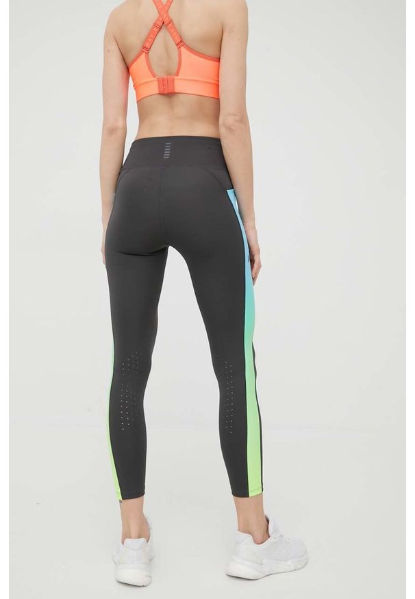 Under Armour legginsy do biegania SpeedPocket damskie kolor szary wzorzyste. Kolor: szary. Materiał: skóra, dzianina, materiał. Sport: fitness