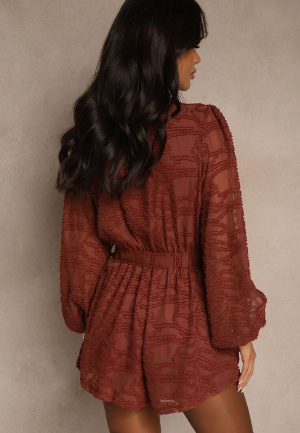 Renee - Brązowy Siateczkowy Kombinezon z Wiązanym Paskiem i Krótkimi Nogawkami Zenelle. Okazja: na co dzień. Kolor: brązowy. Długość: krótkie. Styl: casual