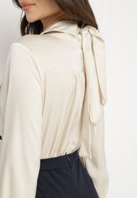 Born2be - Granatowo-Beżowy Elegancki Kombinezon z Koszulową Górą z Wiązaniem i Ozdobnymi Guzikami Noriti. Okazja: na co dzień, na spotkanie biznesowe, do pracy. Kolor: niebieski. Materiał: skóra. Długość rękawa: długi rękaw. Długość: długie. Styl: elegancki #2