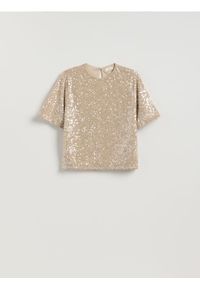 Reserved - Cekinowy t-shirt boxy - kremowy. Kolor: kremowy. Materiał: dzianina