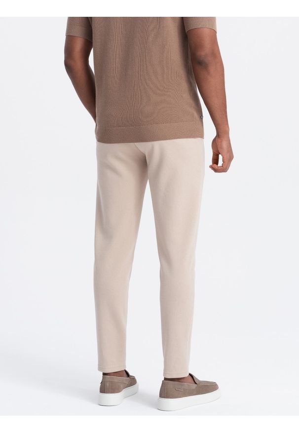 Ombre Clothing - Spodnie męskie CARROT ze strukturalnej dwukolorowej dzianiny - beżowe V2. Okazja: na co dzień. Kolor: beżowy. Materiał: dzianina. Styl: casual, elegancki