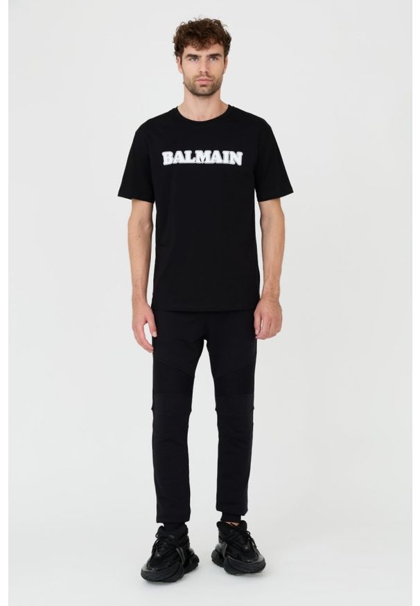 BALMAIN Czarny t-shirt z białym logo Retro Balmain Flock. Kolor: czarny. Styl: retro
