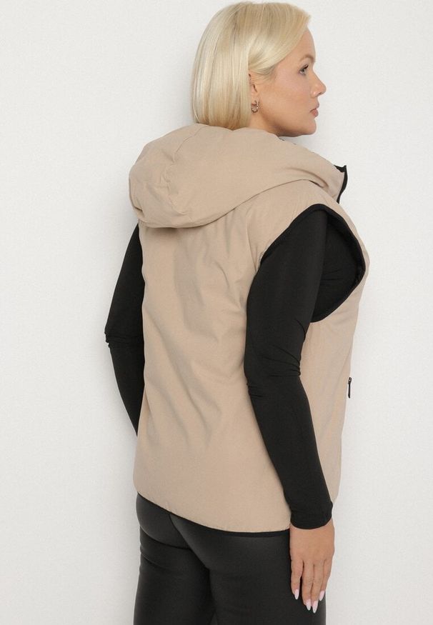 Born2be - Beżowa Dwustronna Kamizelka z Kapturem Zdobiona Pikowanymi Przeszyciami Tuliona. Okazja: na spacer. Typ kołnierza: kaptur. Kolekcja: plus size. Kolor: beżowy. Materiał: jeans. Wzór: aplikacja. Styl: elegancki