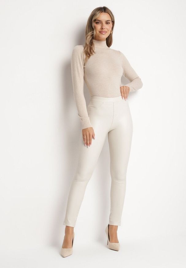 Born2be - Ciemnobeżowe Legginsy z Ekoskóry z Wysokim Stanem i Imitacją Kieszeni Merievia. Okazja: na co dzień. Stan: podwyższony. Kolor: beżowy. Sezon: zima. Styl: casual, elegancki, klasyczny