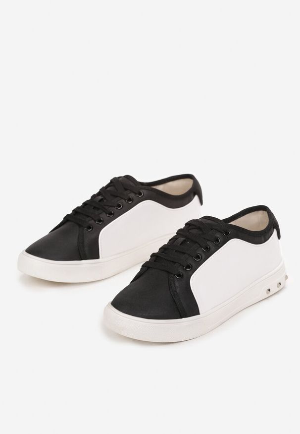 Born2be - Biało-Czarne Sneakersy z Błyszczącymi Zdobieniami i Ćwiekami na Podeszwie Therriam. Kolor: biały. Wzór: aplikacja