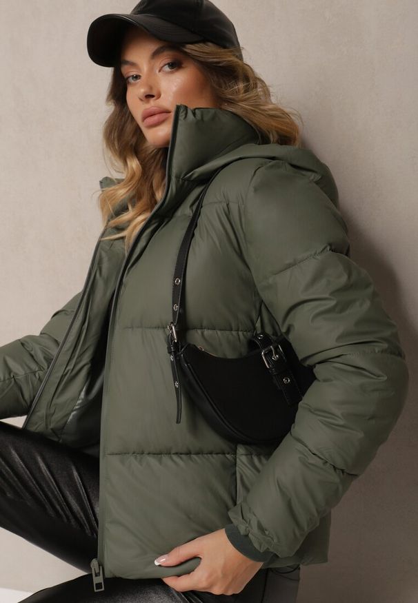 Renee - Ciemnozielona Klasyczna Kurtka z Pikowanymi Przeszyciami Kapturem i Kieszeniami Anrinna. Okazja: na co dzień. Kolor: zielony. Materiał: jeans, wełna. Sezon: zima, jesień. Styl: klasyczny