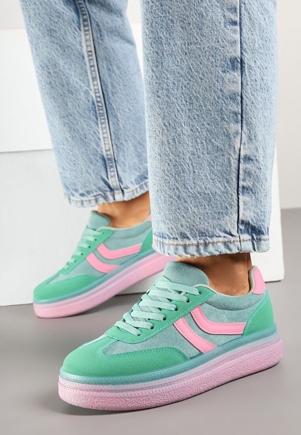 Renee - Zielone Sneakersy Typu Kultowe Tenisówki na Niskiej Platformie Olritia. Okazja: na co dzień. Nosek buta: okrągły. Zapięcie: sznurówki. Kolor: zielony. Szerokość cholewki: normalna. Wzór: aplikacja. Materiał: materiał, jeans. Obcas: na platformie. Wysokość obcasa: niski