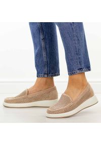 Nude ażurowe mokasyny damskie Sergio Leone Mk097H. Okazja: na spacer, na co dzień. Nosek buta: okrągły. Zapięcie: bez zapięcia. Materiał: zamsz. Szerokość cholewki: normalna. Wzór: ażurowy. Sezon: wiosna, lato. Styl: casual, elegancki, klasyczny #1