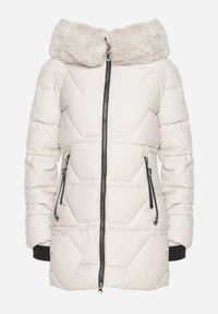 Born2be - Biała Pikowana Kurtka z Dwustronnym Suwakiem i Kapturem z Odpinanym Futrzanym Obszyciem Fenina. Okazja: na spacer. Typ kołnierza: golf. Kolor: biały. Materiał: futro. Styl: klasyczny, elegancki #2