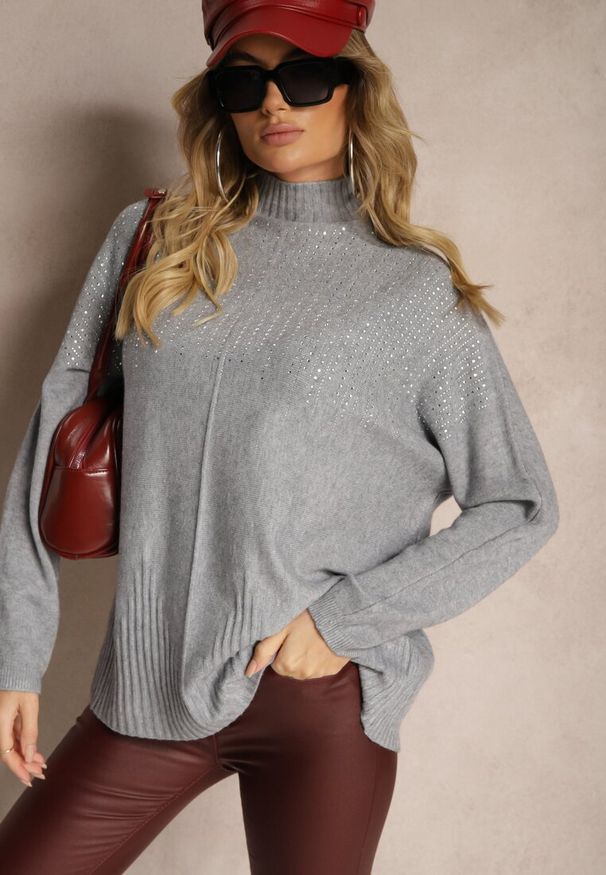 Renee - Jasnoszary Golf o Kroju Oversize z Eleganckim Cyrkoniowym Zdobieniem przy Dekolcie Melirra. Typ kołnierza: golf. Kolor: szary. Wzór: aplikacja. Sezon: zima. Styl: elegancki