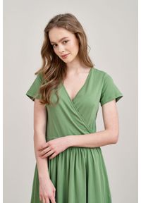 Marie Zélie - Sukienka Larissa zieleń wiosenna krótki rękaw XL zielony. Typ kołnierza: dekolt kopertowy. Kolor: zielony. Materiał: bawełna, dzianina, materiał, elastan, skóra. Długość rękawa: krótki rękaw. Sezon: wiosna. Typ sukienki: kopertowe #2