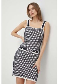 Guess sukienka kolor biały mini dopasowana. Typ kołnierza: dekolt w karo. Kolor: biały. Długość rękawa: na ramiączkach. Typ sukienki: dopasowane. Długość: mini #2