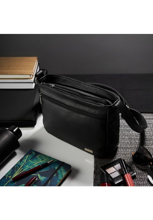 Skórzana listonoszka damska czarna PAOLO PERUZZI Z-47-BL. Kolor: czarny. Materiał: skórzane. Rodzaj torebki: na ramię