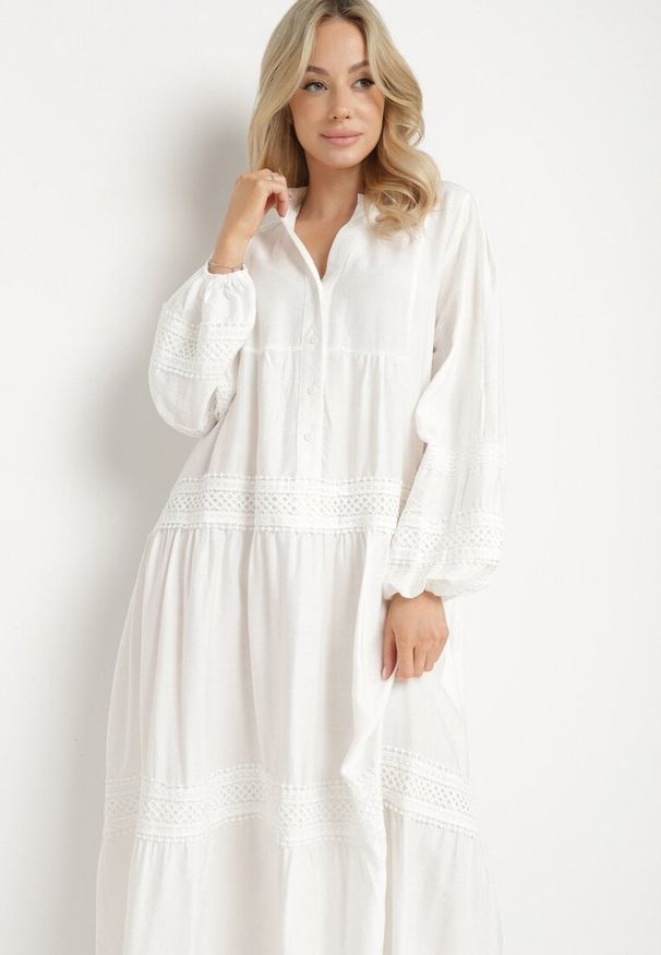 Born2be - Biała Rozkloszowana Sukienka z Wiskozy z Koronkowymi Wstawkami Nalanieth. Okazja: na co dzień. Typ kołnierza: dekolt w serek. Kolor: biały. Materiał: wiskoza, koronka. Typ sukienki: kopertowe. Styl: casual, klasyczny, elegancki