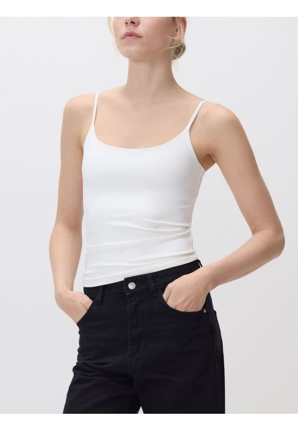 Reserved - Gładki top na ramiączkach - biały. Kolor: biały. Materiał: dzianina. Długość rękawa: na ramiączkach. Wzór: gładki