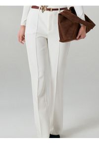 Sinsay - Spodnie flare z paskiem - kremowy. Kolor: kremowy #1