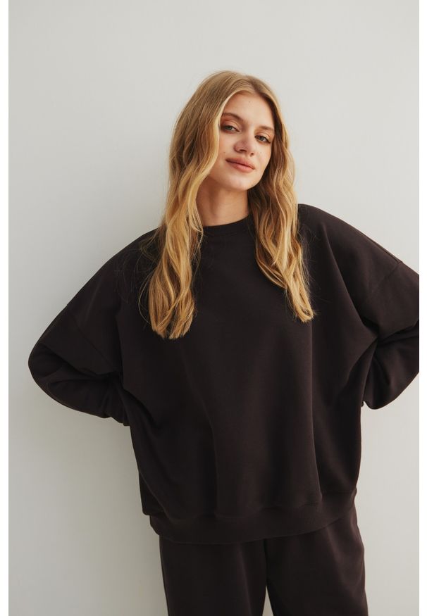 Marsala - Bluza damska o kroju regular fit w kolorze DARK CHOCOLATE - MANLY. Materiał: poliester, bawełna. Wzór: gładki. Styl: street
