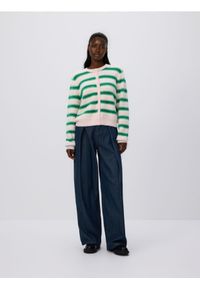 Reserved - Miękki kardigan w paski - wielobarwny. Materiał: dzianina. Wzór: paski #1