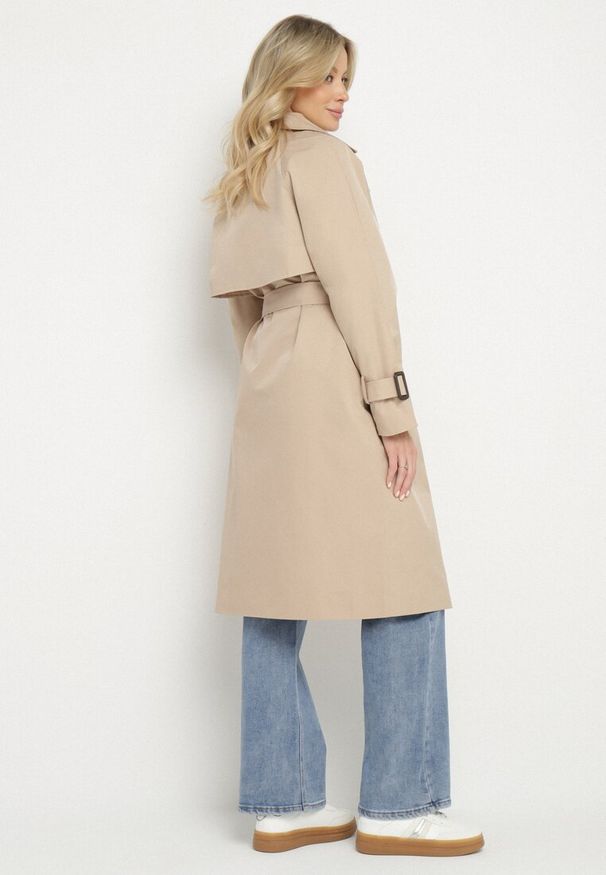 Born2be - Beżowy Płaszcz w Stylu Trencza Ozdobiony Paskiem z Klamrą Ninellira. Kolor: beżowy. Materiał: jeans. Długość rękawa: długi rękaw. Długość: długie. Wzór: aplikacja. Styl: klasyczny, elegancki