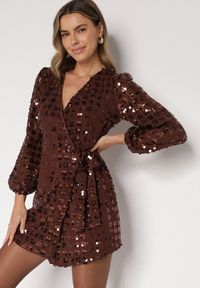 Born2be - Brązowa Kopertowa Sukienka z Wiązaniem Zdobiona Cekinami Wedelessa. Okazja: na sylwestra. Typ kołnierza: dekolt w serek. Kolor: brązowy. Materiał: futro, poliester. Wzór: aplikacja. Typ sukienki: kopertowe. Styl: klasyczny #1