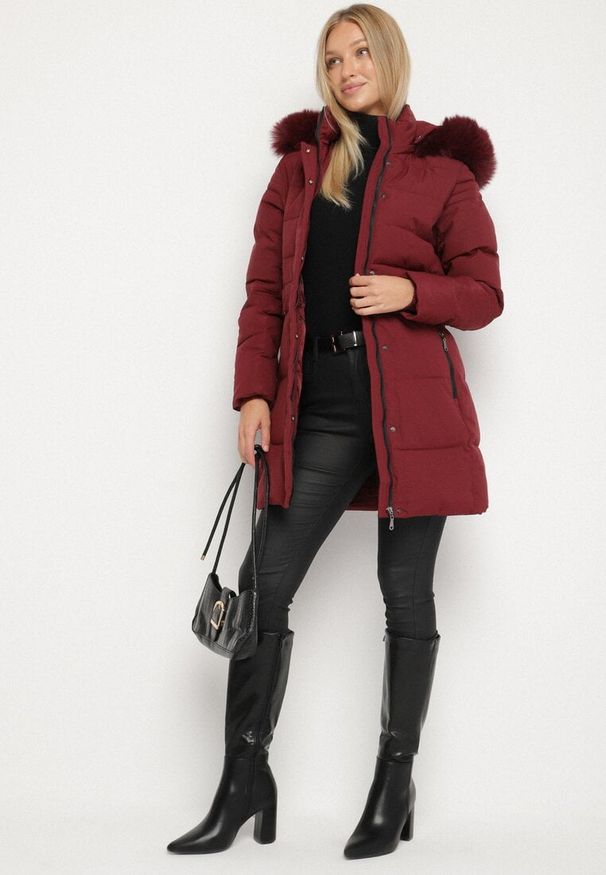 Born2be - Bordowa Zimowa Kurtka z Pikowaniem i Kapturem z Futrem Gisatte. Okazja: na co dzień, na spotkanie biznesowe, do pracy. Kolor: czerwony. Materiał: futro. Sezon: zima. Styl: biznesowy, casual, elegancki
