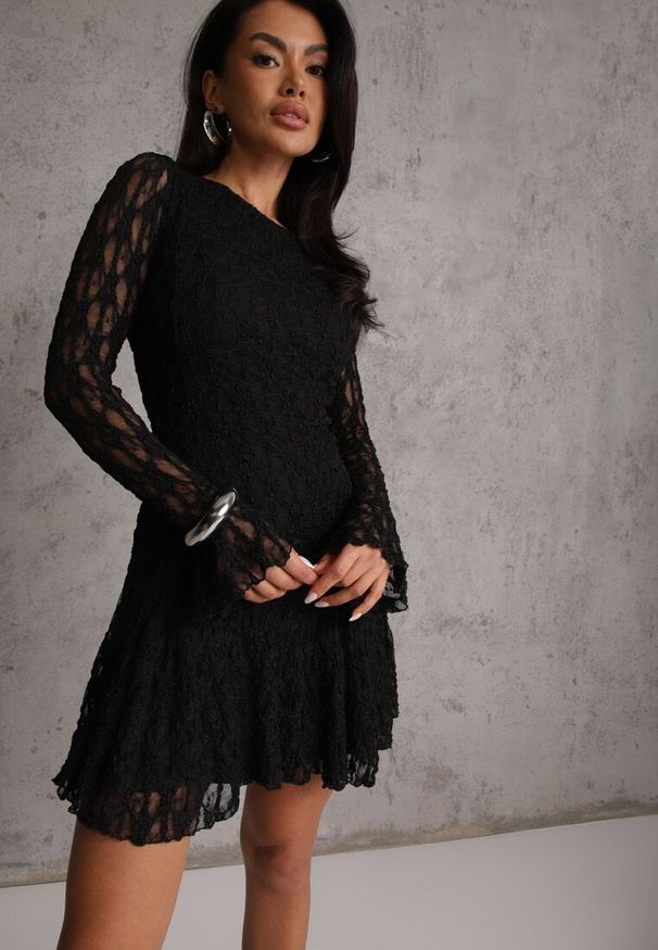 Renee - Czarna Sukienka z Koronki Ozdobiona Rozkloszowanymi Rękawami Cinalata. Kolor: czarny. Materiał: koronka. Wzór: aplikacja, koronka. Typ sukienki: rozkloszowane. Styl: elegancki, klasyczny