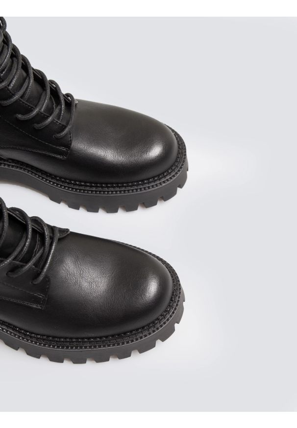 Big-Star - Trapery damskie ze skóry ekologicznej czarne OO274137 906. Okazja: na co dzień. Zapięcie: klamry. Kolor: czarny. Materiał: skóra ekologiczna. Szerokość cholewki: normalna. Styl: klasyczny, casual, elegancki