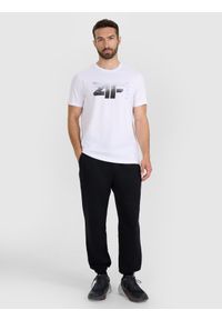 4f - 4F Spodnie dresowe joggery męskie - czarne S. Kolor: czarny. Materiał: dresówka. Wzór: gładki, ze splotem, nadruk #1