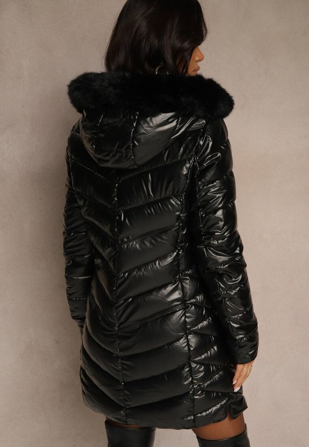 Renee - Czarna Taliowana Kurtka z Pikowanymi Przeszyciami i Kapturem z Futrem Nalidea. Okazja: na co dzień. Typ kołnierza: golf. Kolor: czarny. Materiał: futro. Styl: casual
